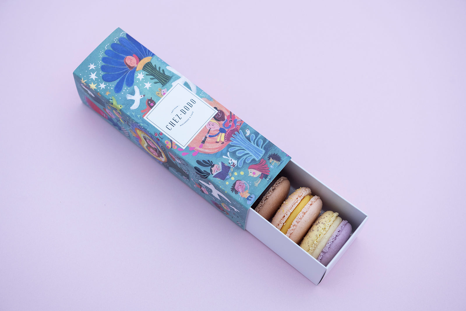 6-piece macaron selection in charity box (turquoise)