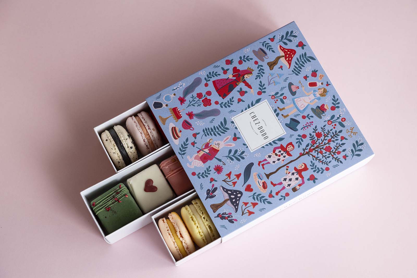 Macaron & mignon selection in 'Wonderland' gift box (12+4)