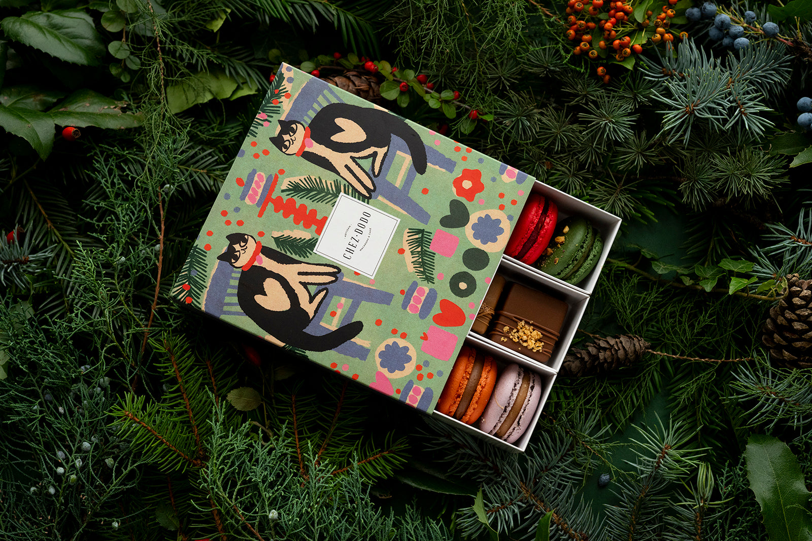 Macaron & mignon válogatás 'Wonderland' díszdobozban (12+4)