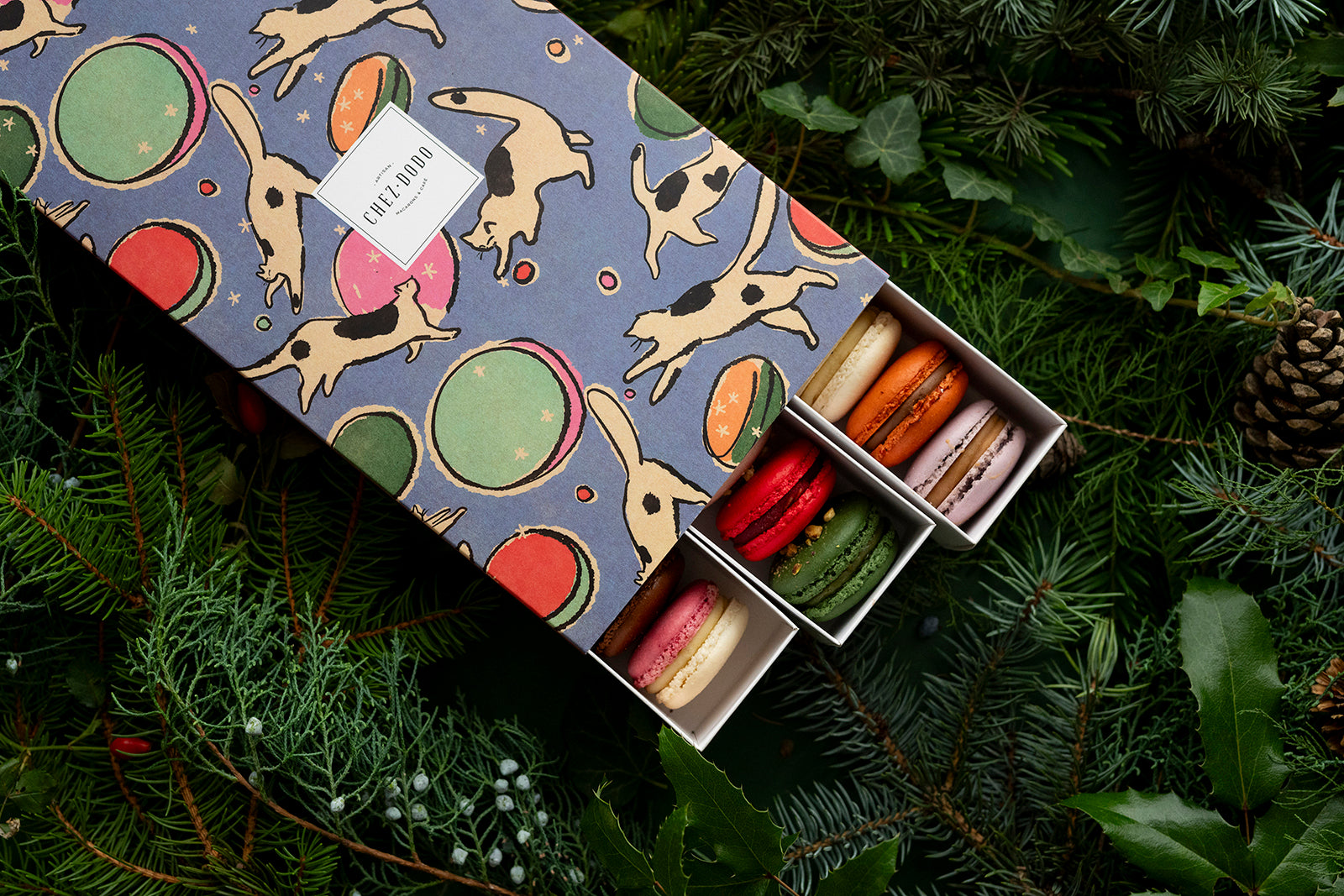 30 db-os macaron válogatás 'Cats' díszdobozban