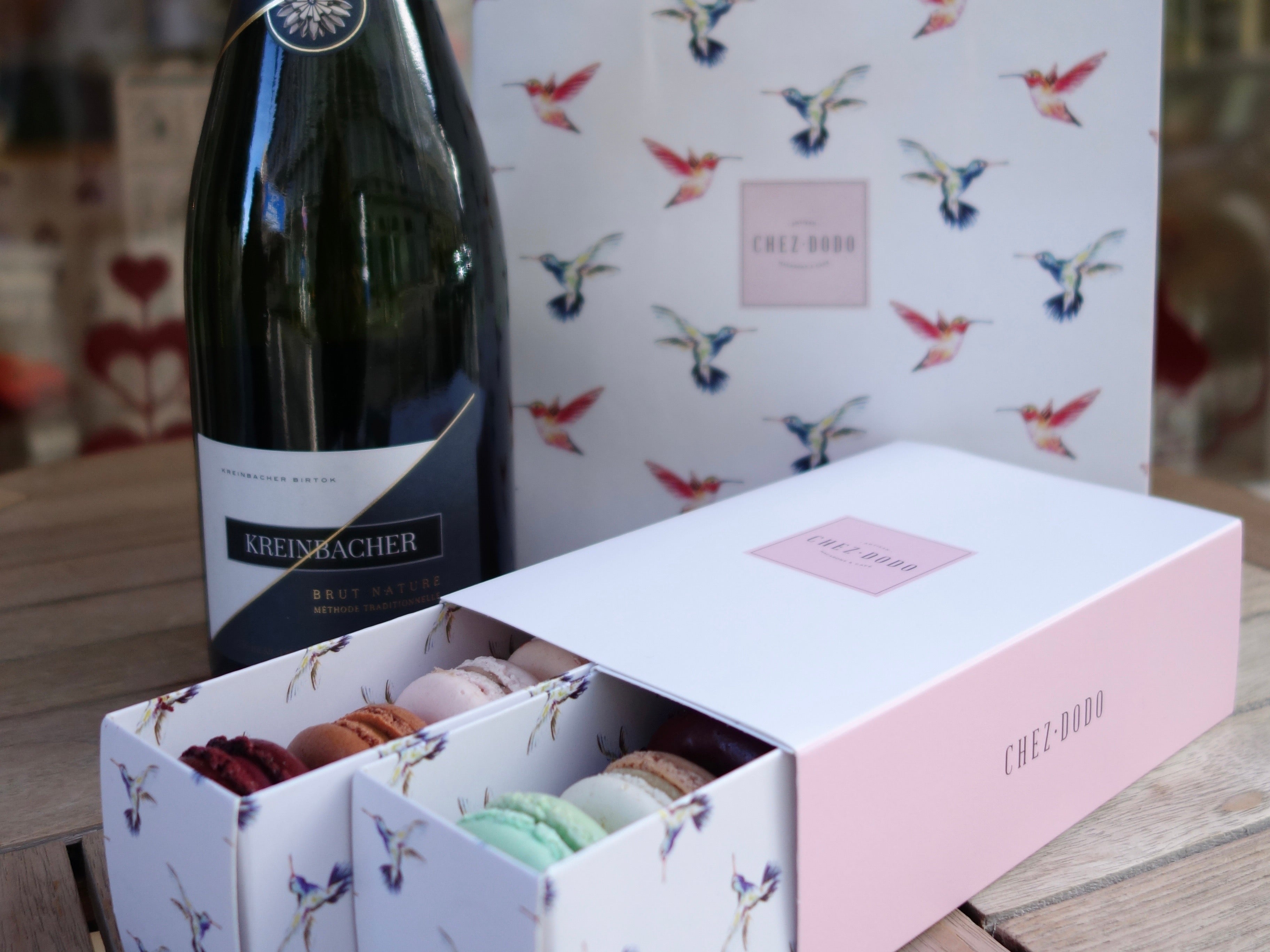 12 db-os macaron válogatás díszdobozban és a Kreinbacher Nature Brut pezsgője